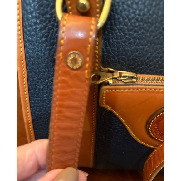 DOONEY & BOURKE - Vtg. All Weather Leather (AWL) Shoulder Bag/Navy & British Tan - Picture 7 of 16